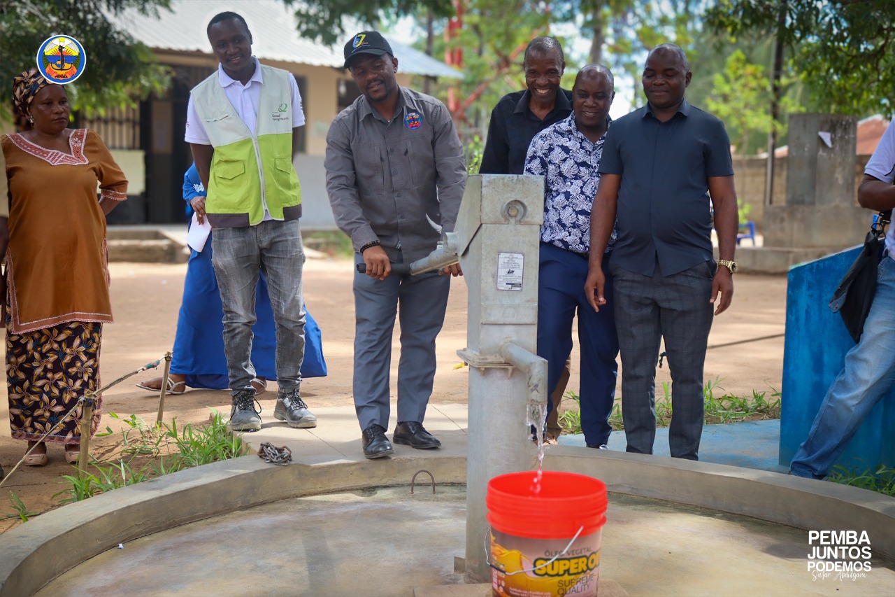 Satar Abdulgani entrega sanitários e furo de água à população de Alto-Gingone