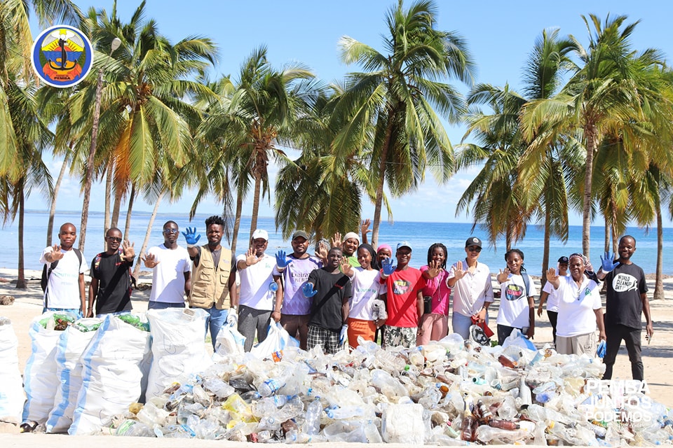 Jovens unem-se ao Município de Pemba na limpeza da Praia do Wimbe pós Ciclone Tropical Chido