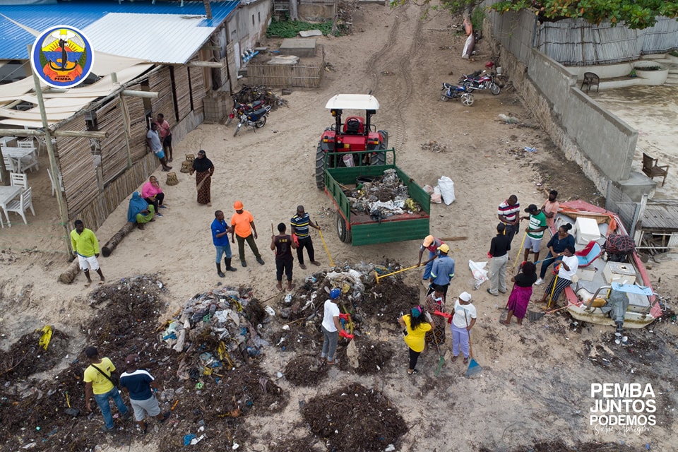 Funcionários do CMCP participam na campanha de limpeza da Praia do Wimbe