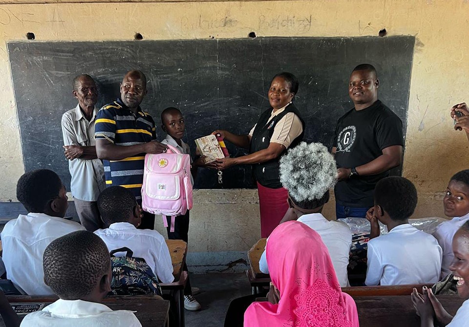 Satar Abdulgani honra compromisso e premia melhor aluno da Escola Básica de Natite com material escolar