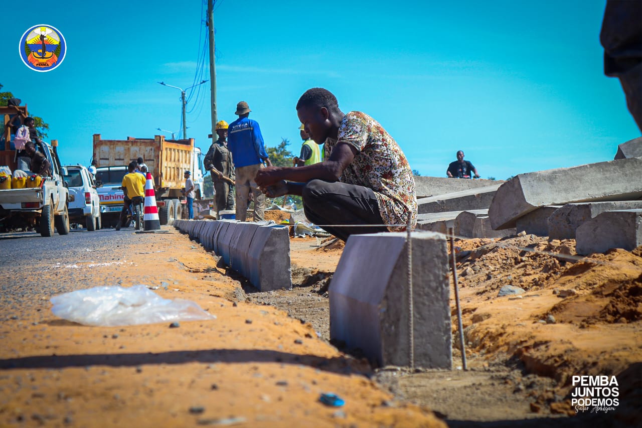 CMCP melhora estradas com colocação de lancis nas faixas